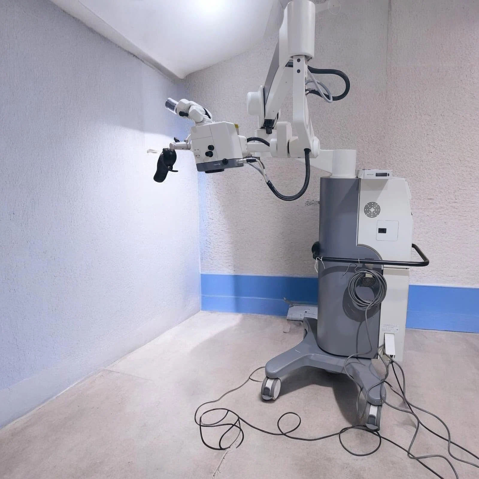Operating microscope and equipment set up in the operating theatre